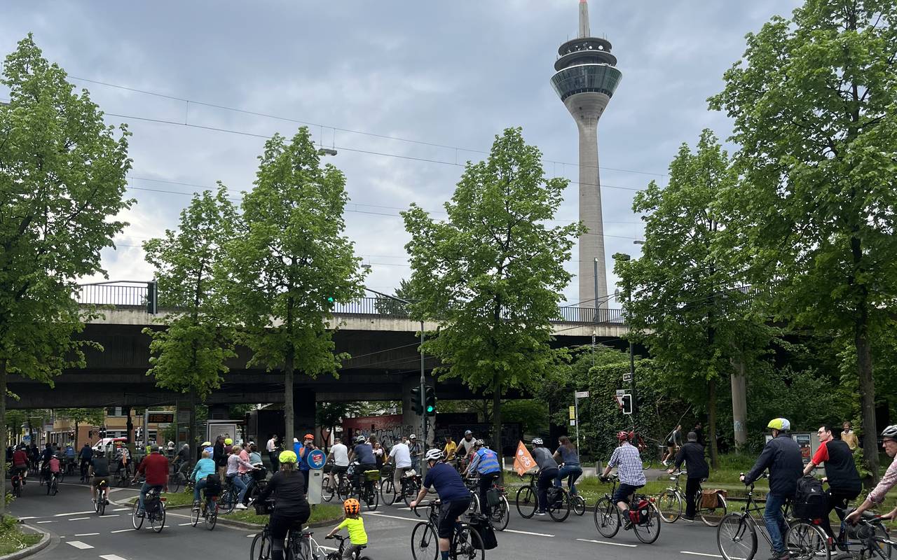 Sternfahrt des ADFC. Fahrradfahrer im Pulk von hinten aufgenommen