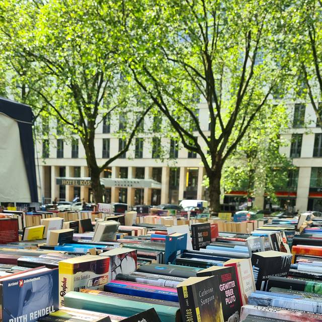 Bücher auf einem Stand des Bücherbummels auf der Königsallee.