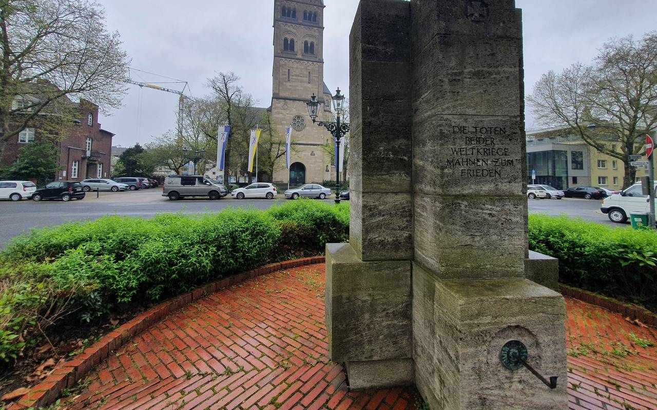 Ehrenmal und Kirche St. Maria Rosenkranz in Düsseldorf-Wersten.