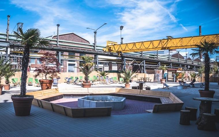 Ein Blick auf die Außenanlage des RheinRiffs