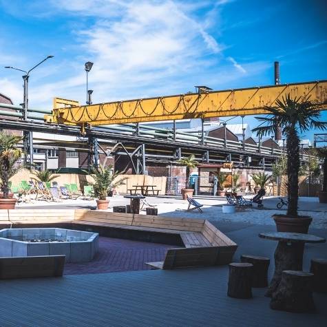 Ein Blick auf die Außenanlage des RheinRiffs