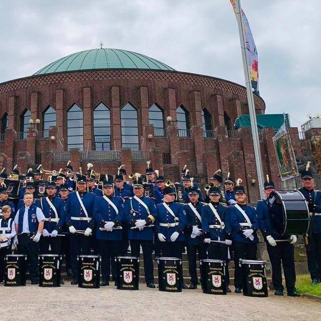 Ein Gruppenbild des Artillerie Fanfarencorps Oberbilk vor der Tonhalle in Düsseldorf.