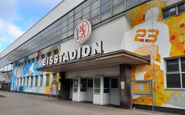 Das Eisstadion an der Brehmstraße. Hier ist die Außenansicht zu sehen.