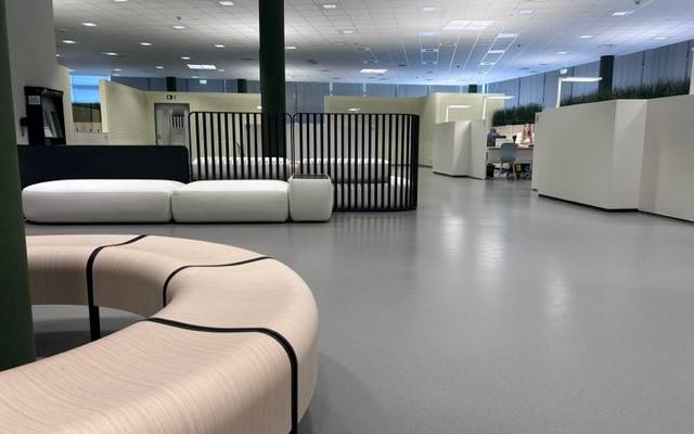 Die Kfz-Zulassungsstelle in Düsseldorf mit einer weißen Bank im Vordergrund