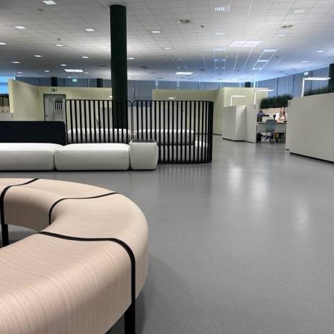 Die Kfz-Zulassungsstelle in Düsseldorf mit einer weißen Bank im Vordergrund