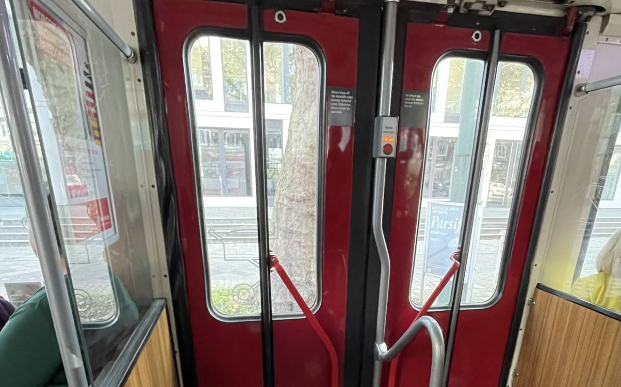 Innenansicht der U78 mit einer geschlossenen Tür.