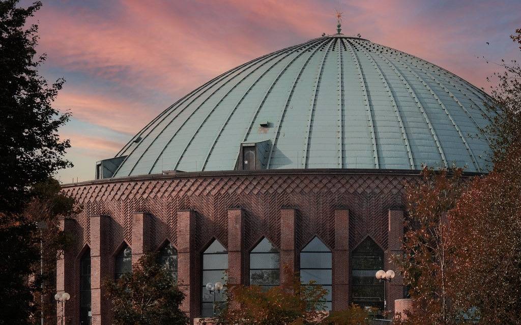 Außenansicht der Düsseldorfer Tonhalle. Der Sonnenuntergang sorgt für schöne Farben im Hintergrund.