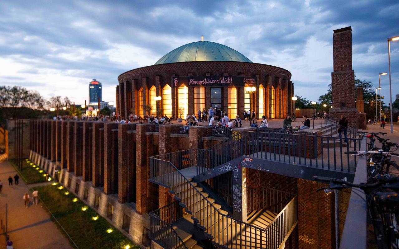 Außenansicht der Düsseldorfer Tonhalle bei Nacht.