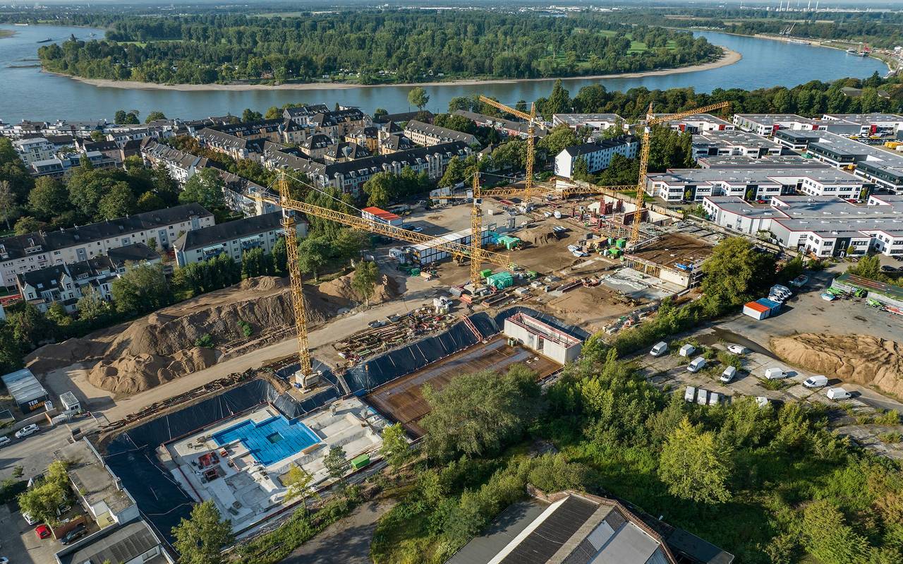 Eine Luftaufnahme von Benrath. Es zeigt die Bauarbeiten für ein großes Neubaugebiet.