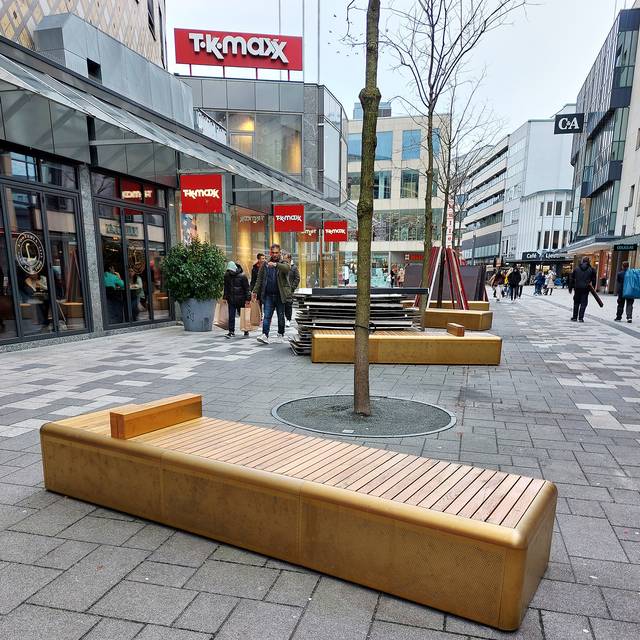 Eine goldene Bank in der Innenstadt von Wuppertal ist zu sehen.