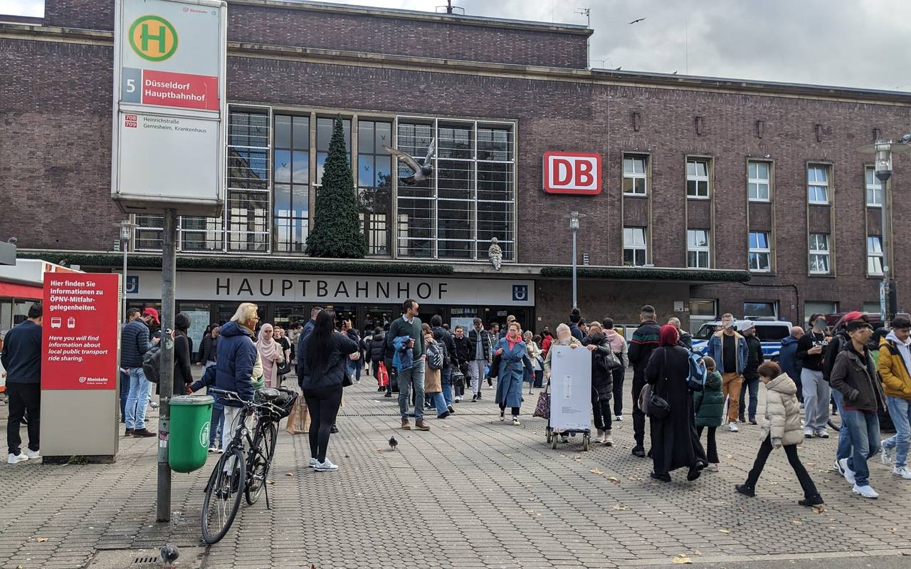 Ein belebter Konrad-Adenauer-Platz. Das ist der Vorplatz des Düsseldorfer Hauptbahnhofes.