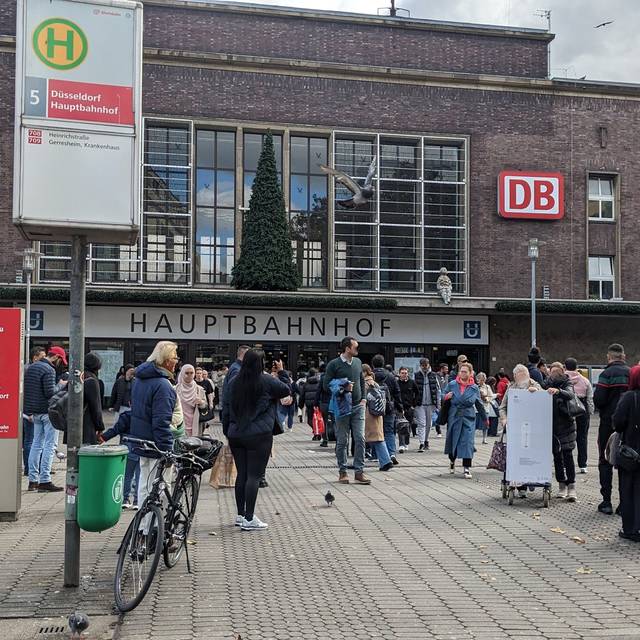 Ein belebter Konrad-Adenauer-Platz. Das ist der Vorplatz des Düsseldorfer Hauptbahnhofes.