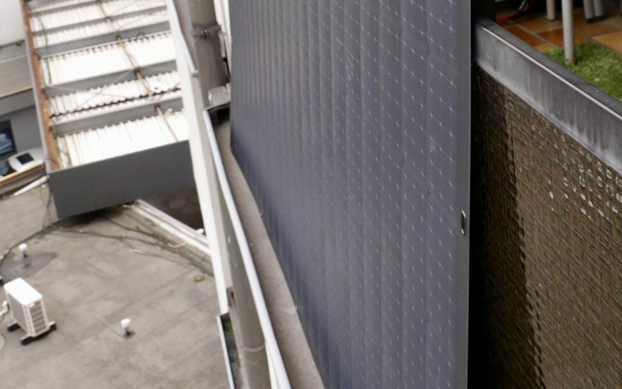 Ein Balkonkraftwerk, das an einem Balkon angebracht ist.