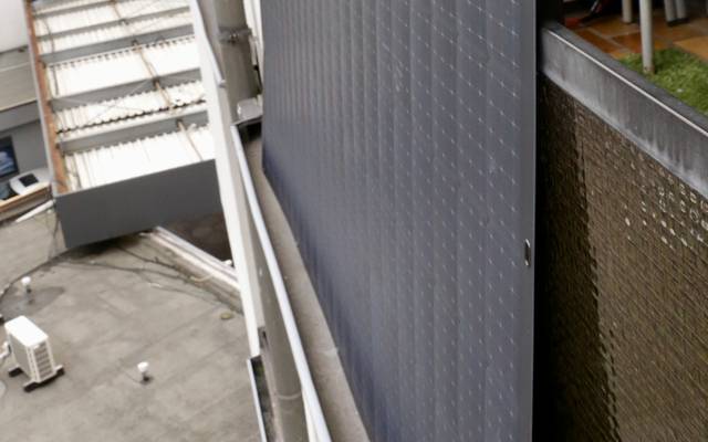 Ein Balkonkraftwerk, das an einem Balkon angebracht ist.