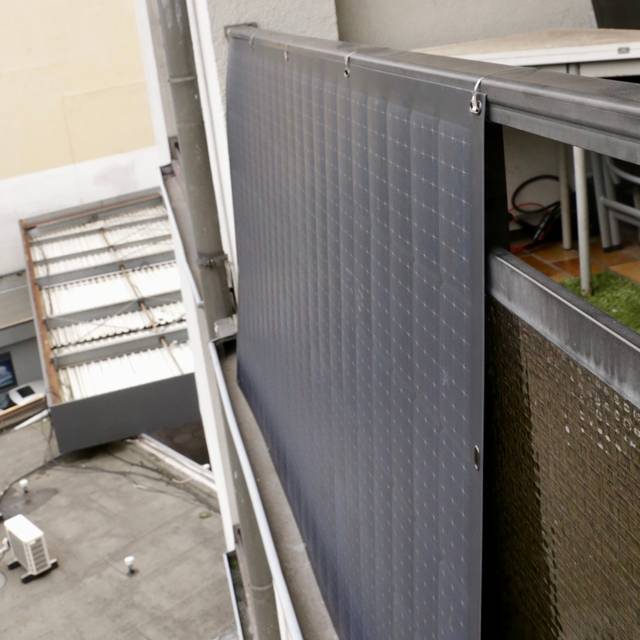 Ein Balkonkraftwerk, das an einem Balkon angebracht ist.