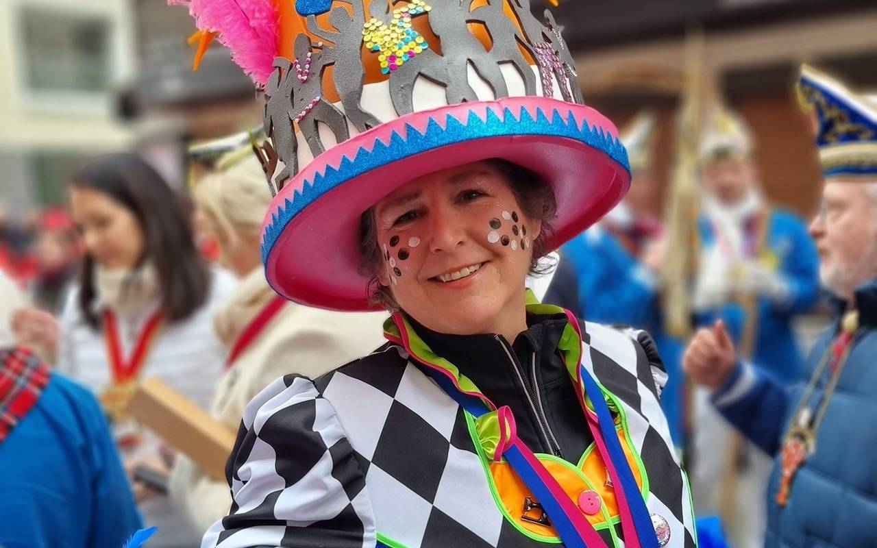 Karneval, eine Frau im schwarz-weiß karierten Kostüm