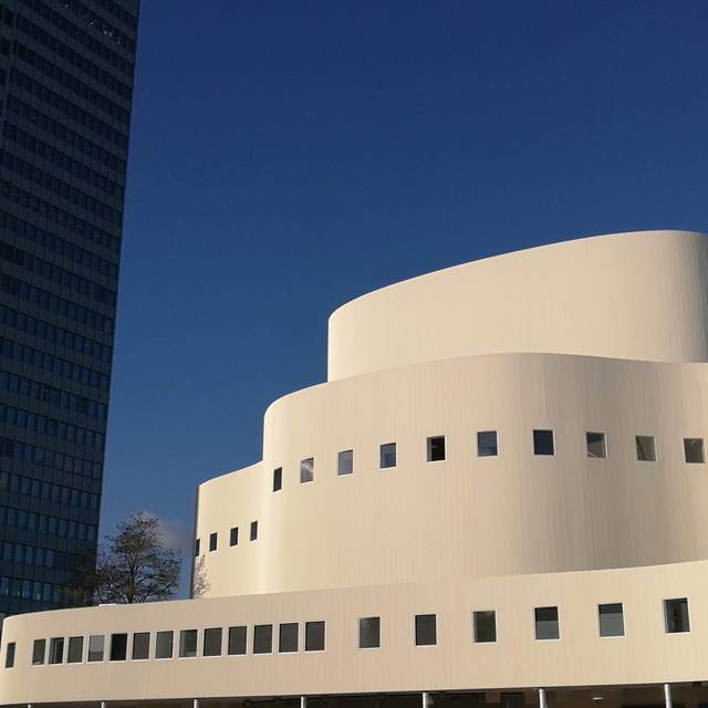 Das Düsseldorfer Schauspielhaus mit blauem Himmel
