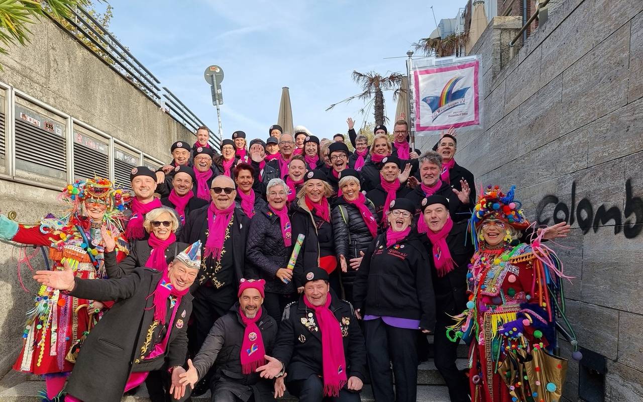 Gruppenbild der KG Regenbogen. Aufgenommen am Rheinufer in der Altstadt.