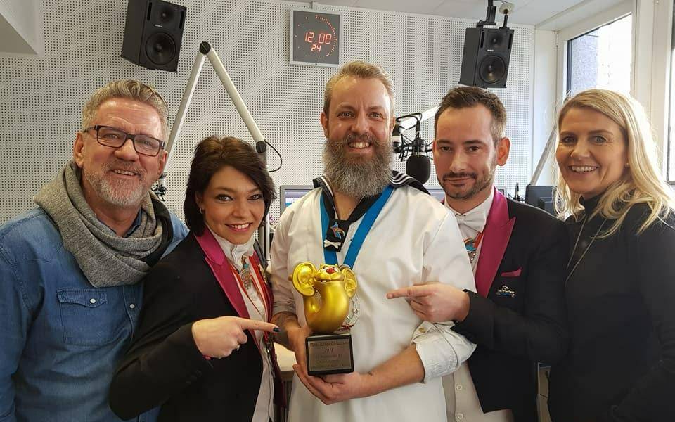 Markus Riese gewinnt mit der KG Regenbogen den Närrischen Ohrwurm 2018. Er hat sich den Preis im Studio von Antenne Düsseldorf abgeholt.