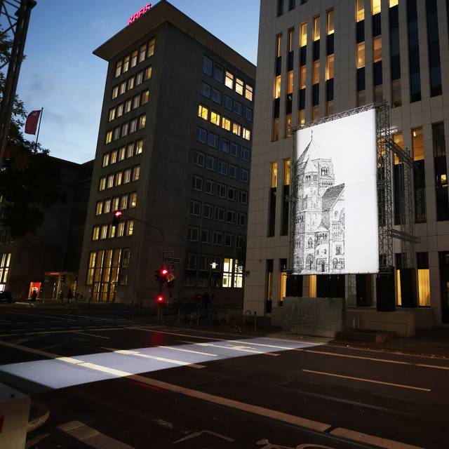 Die Kuball-Lichtinstallation "missing link_". Sie erstrahlt am Standort der alten Synagoge Düsseldorfs an der Kasernenstraße.