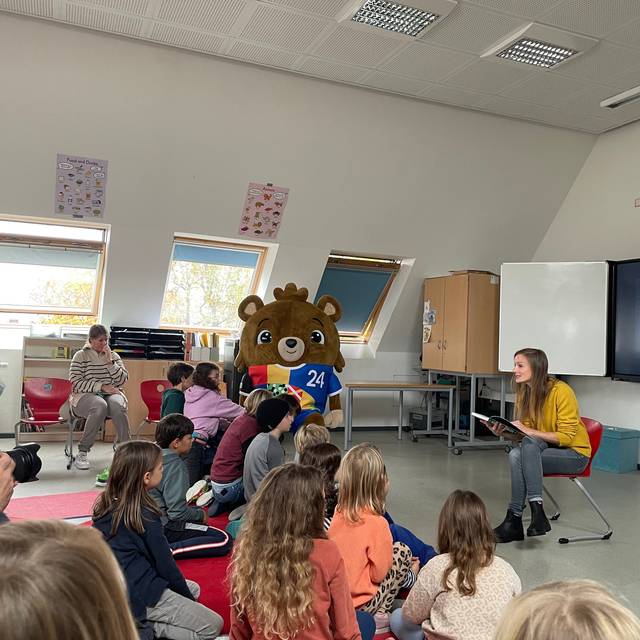 Lesefest, eine Frau liest Kindern vor