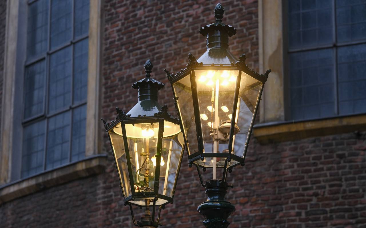 Zwei Gaslaternen leuchten im Dunkeln