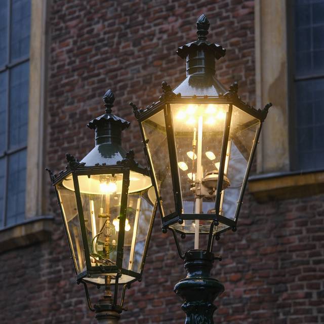 Zwei Gaslaternen leuchten im Dunkeln