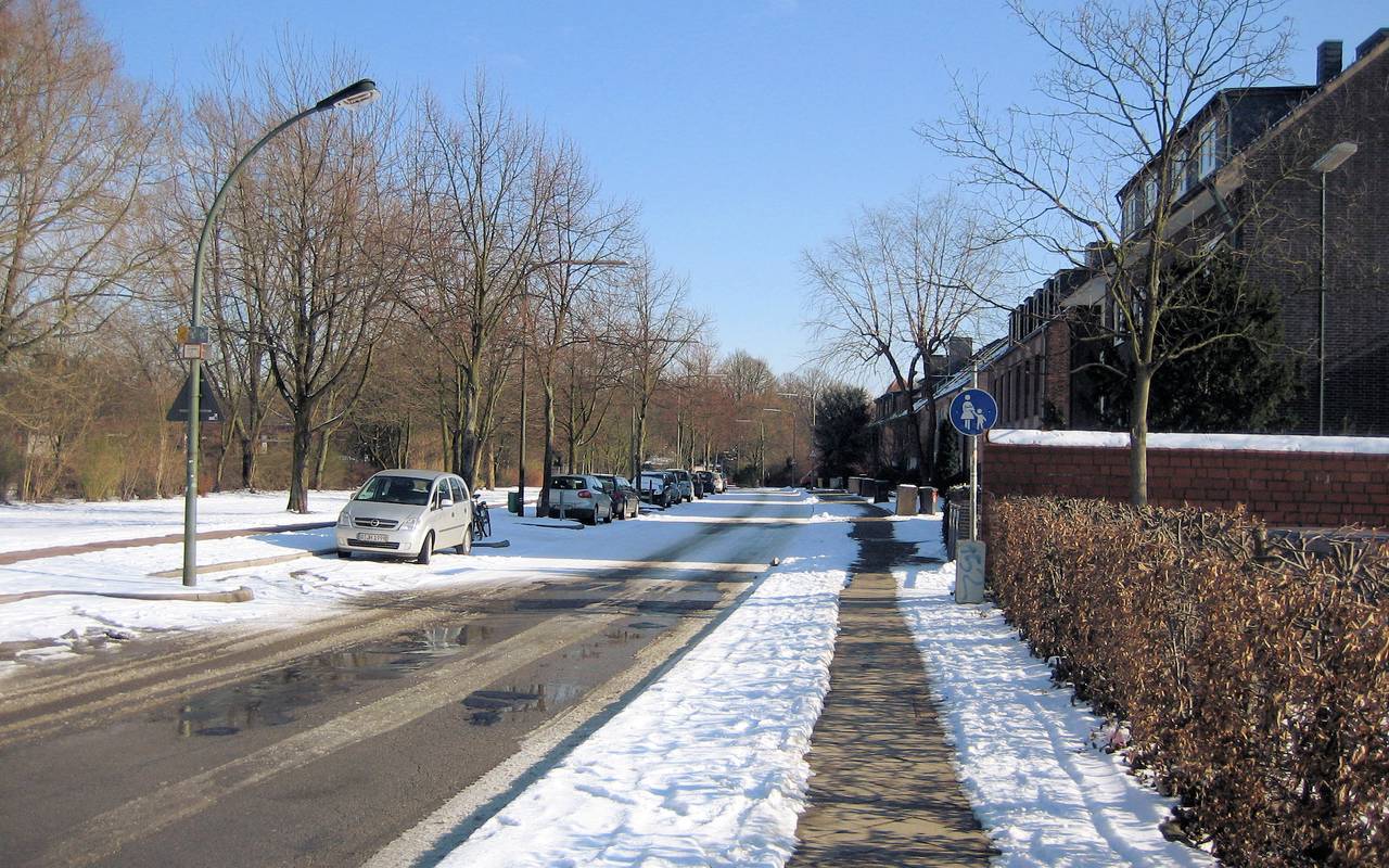 Geräumte Straße im Winter