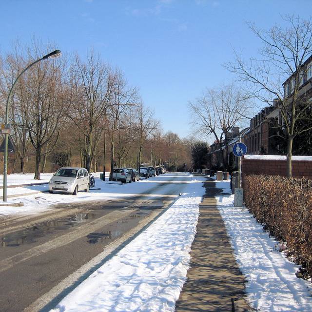 Geräumte Straße im Winter