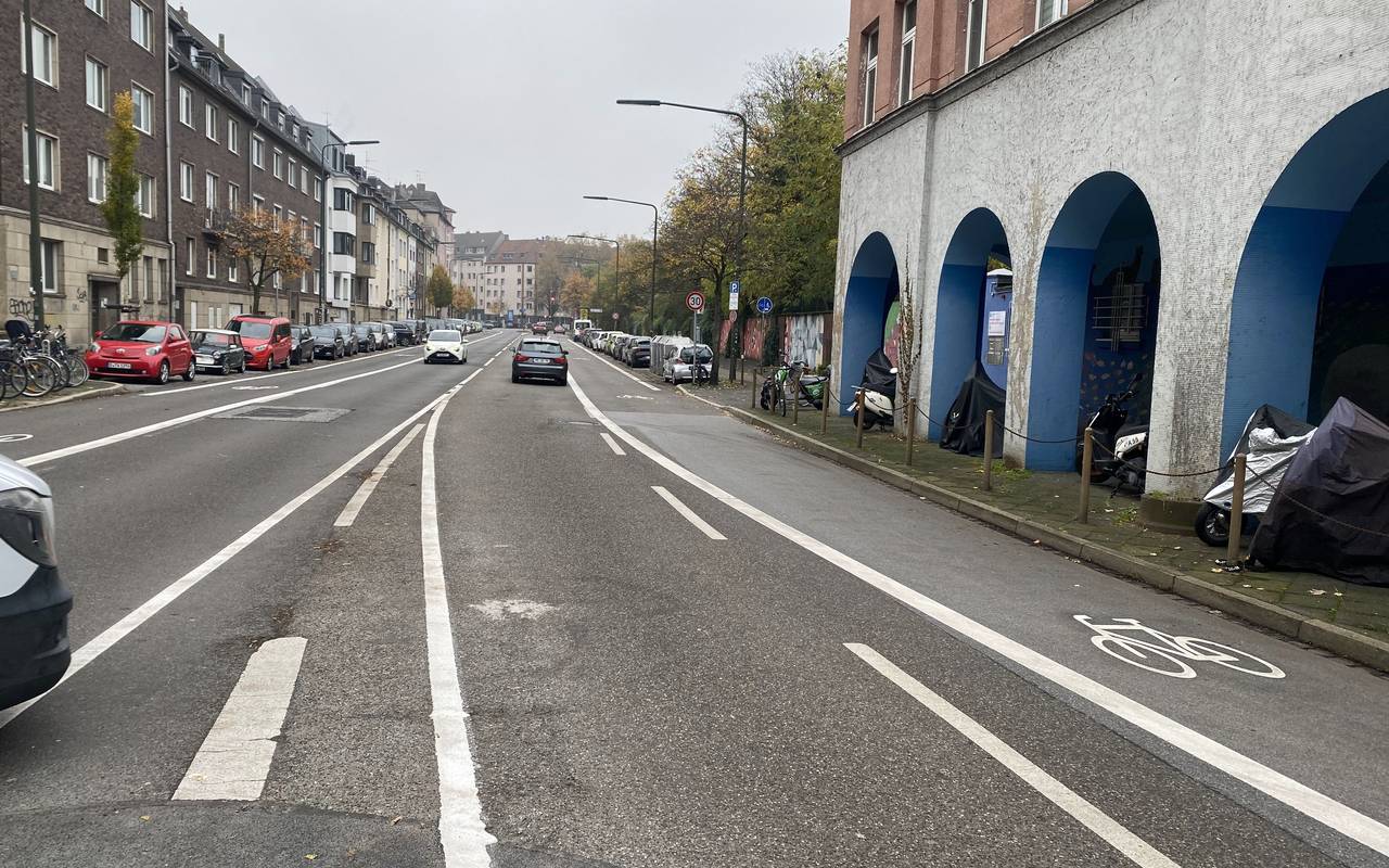 Die Eulerstraße in Fahrtrichtung Norden. Rechts ist ein neuer Fahrradweg zu erkennen.
