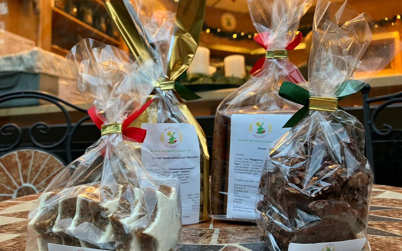 Mehrere verpackte Weihnachtsplätzchen stehen auf einem Tisch in einer Bäckerei