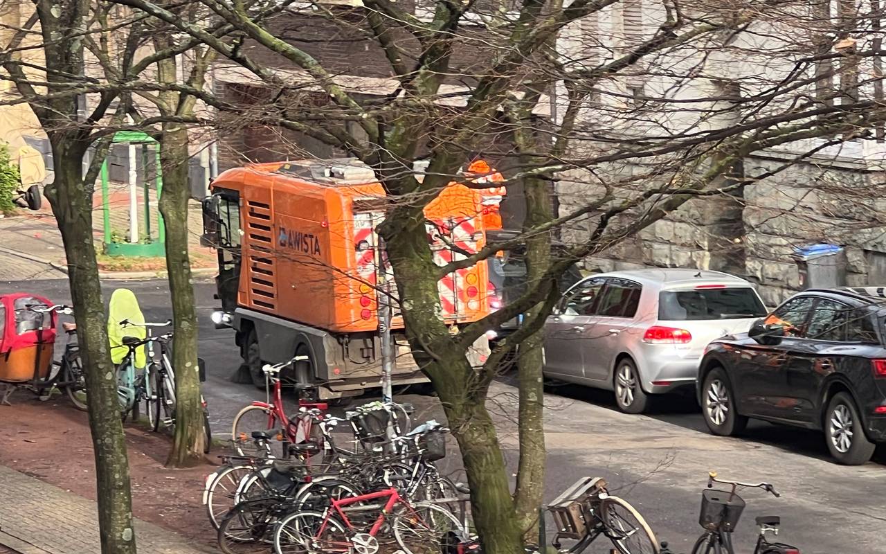 Ein Müllwagen der Awista im Einsatz.