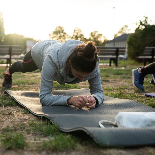 Eine Sportlerin nutzt die Angebote von Sport im Park.