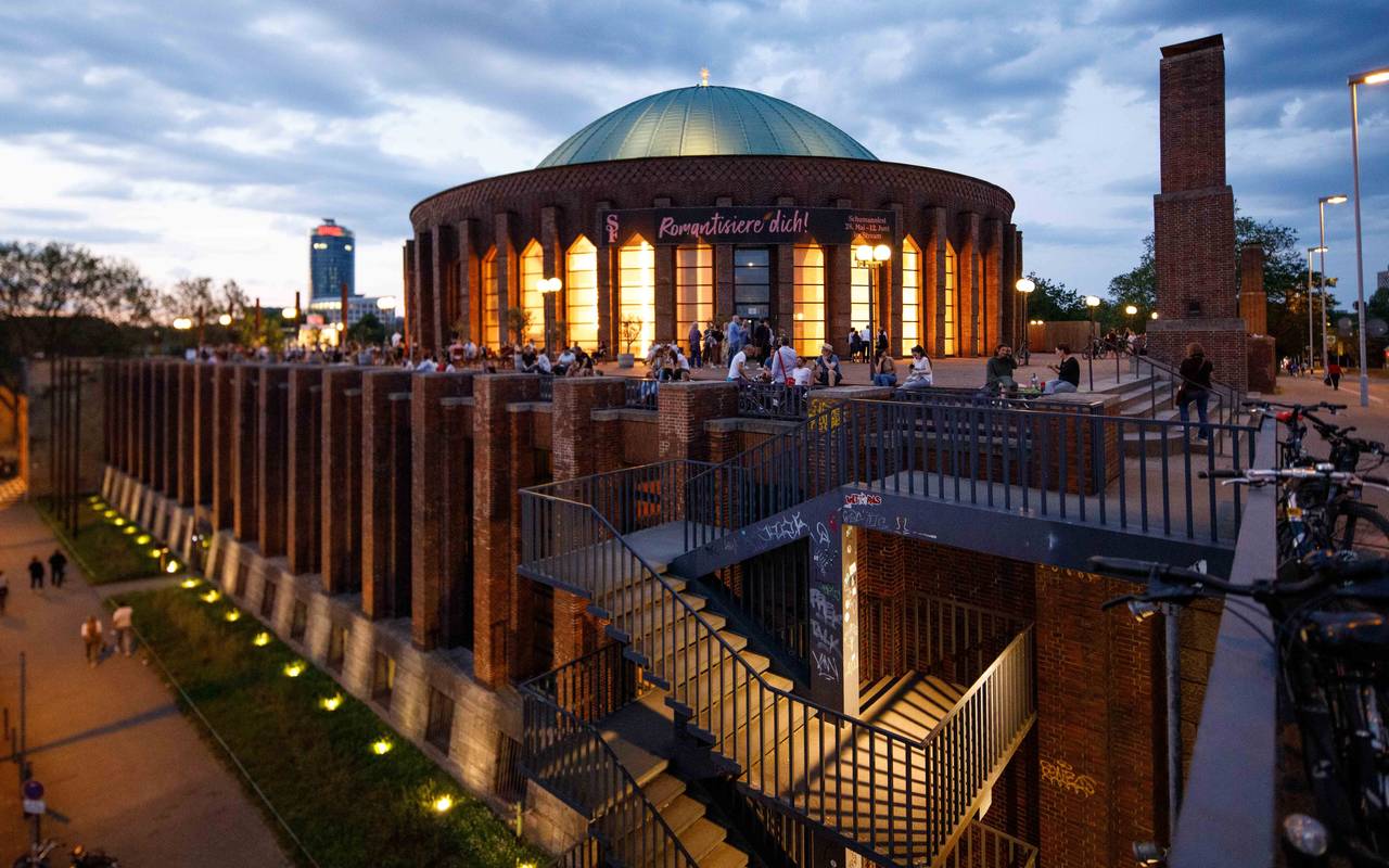Außenansicht der Düsseldorfer Tonhalle bei Nacht.