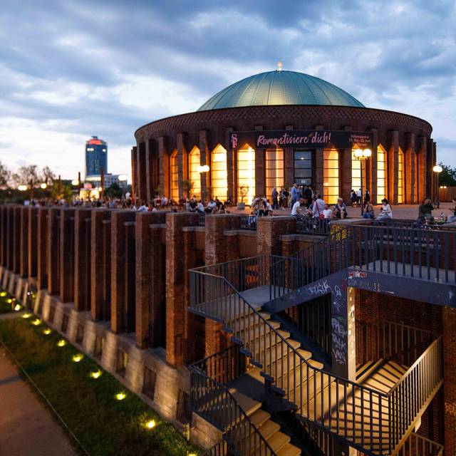 Außenansicht der Düsseldorfer Tonhalle bei Nacht.