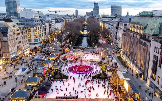 Eine Luftbild von der Eisbahn auf der Königsallee. Zu sehen sind unter anderem auch Schlittschuhläufer.