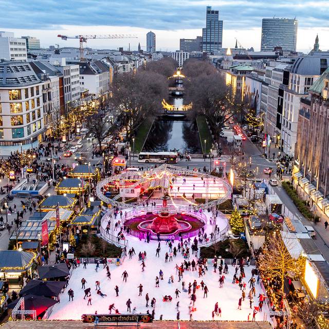 Eine Luftbild von der Eisbahn auf der Königsallee. Zu sehen sind unter anderem auch Schlittschuhläufer.
