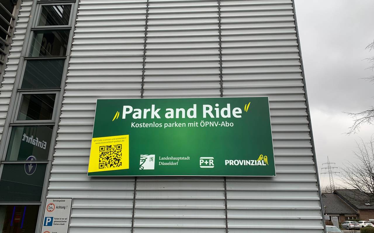 Ein Hinweisschild auf den Park & Ride-Parkplatz der Provinzial-Versicherung in Wersten.