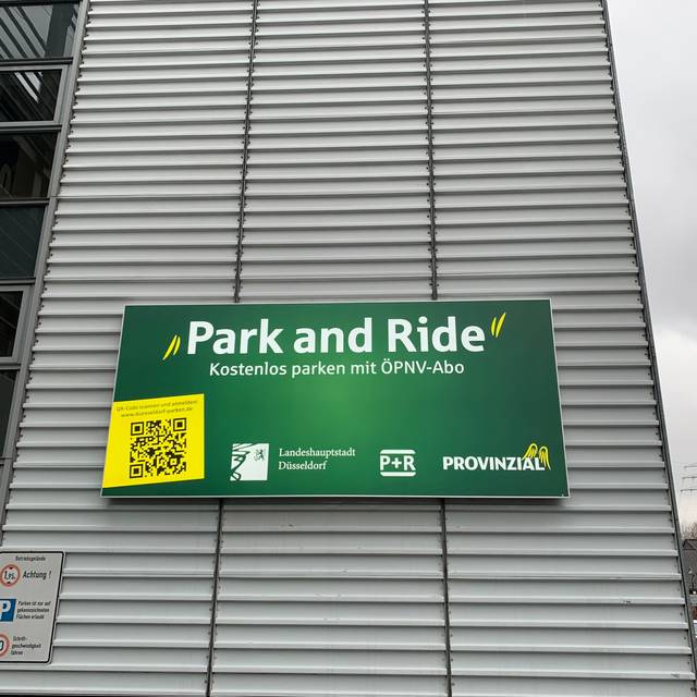 Ein Hinweisschild auf den Park & Ride-Parkplatz der Provinzial-Versicherung in Wersten.