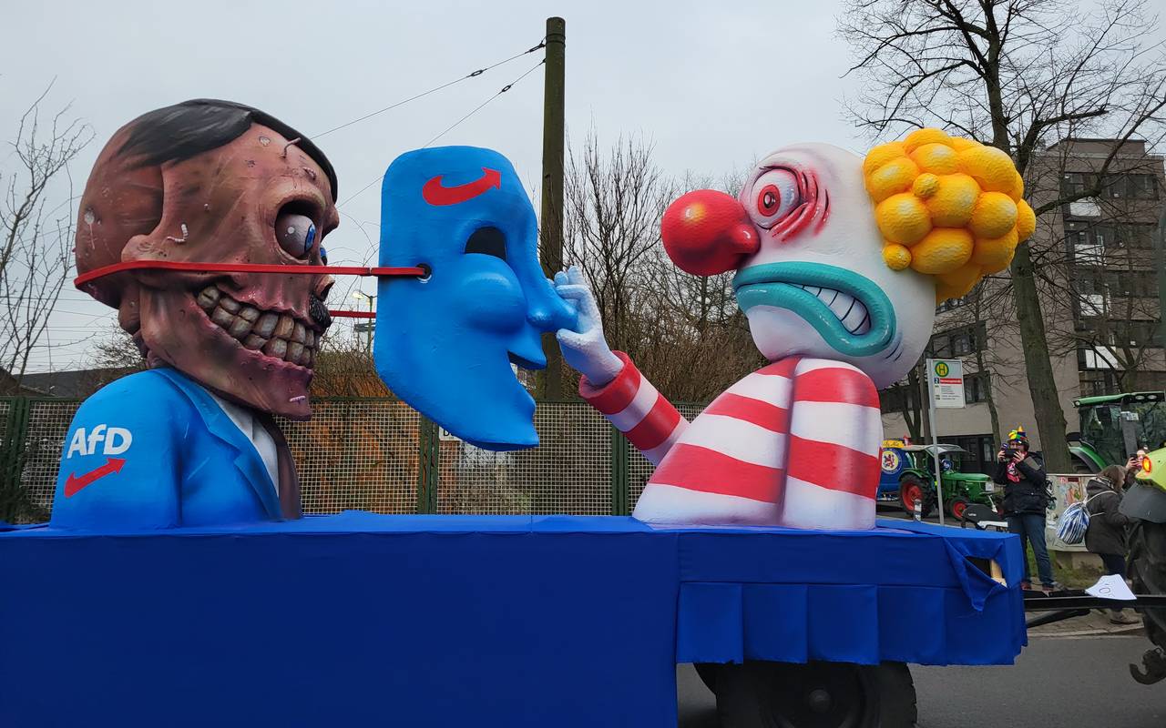 Mottowagen beim Karneval mit AfD-Bezug
