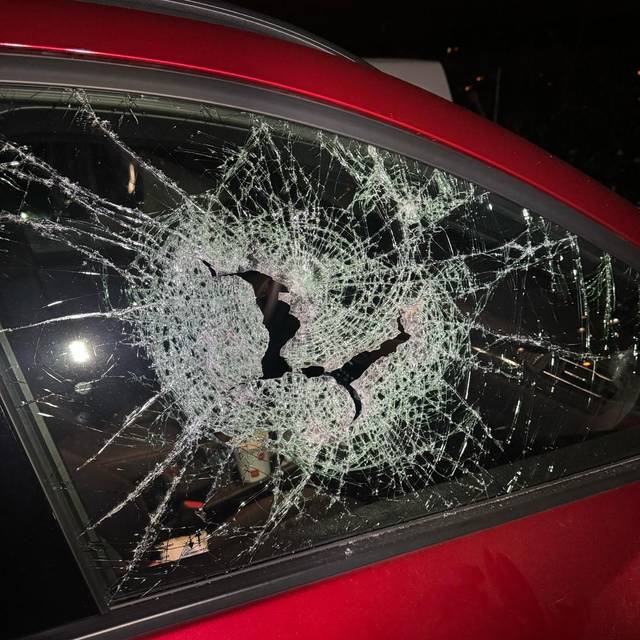 Aufgebrochenes Auto in Oberbilk. Die Scheibe ist beschädigt.