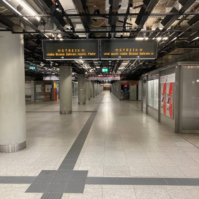 In der Flinger-Passage informiert eine Info-Tafel über einen Streik bei der Rheinbahn.
