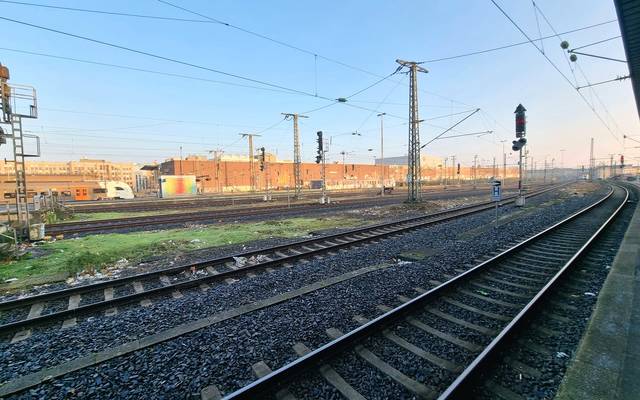 Gleise am Düsseldorfer Hauptbahnhof. Ein Zug ist weit und breit nicht in Sicht.
