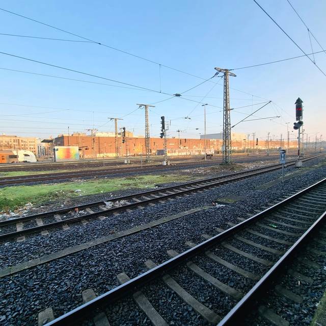 Gleise am Düsseldorfer Hauptbahnhof. Ein Zug ist weit und breit nicht in Sicht.