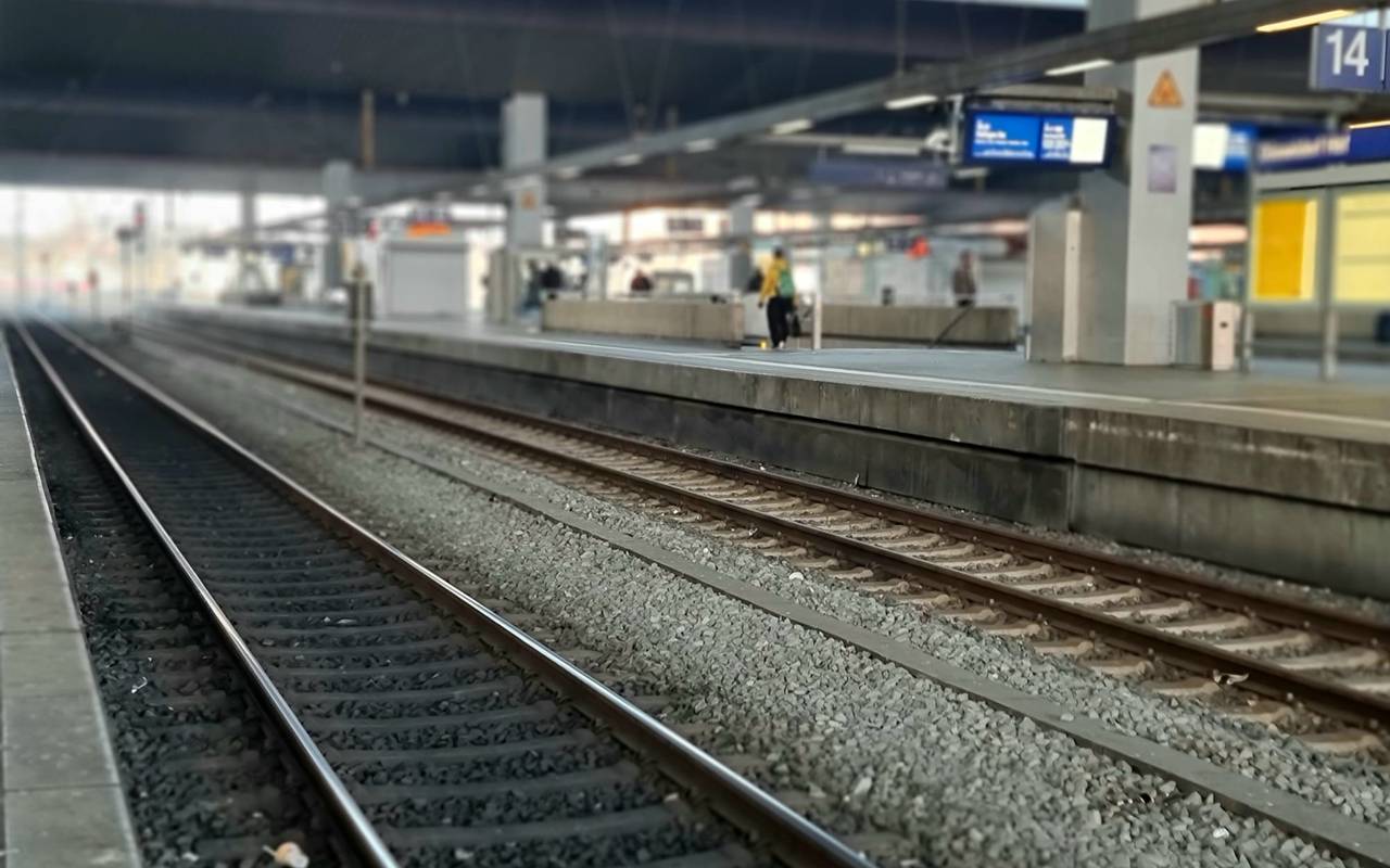 Zugverspätung Düsseldorf Hbf. Leere Gleise am Düsseldorfer Hauptbahnhof