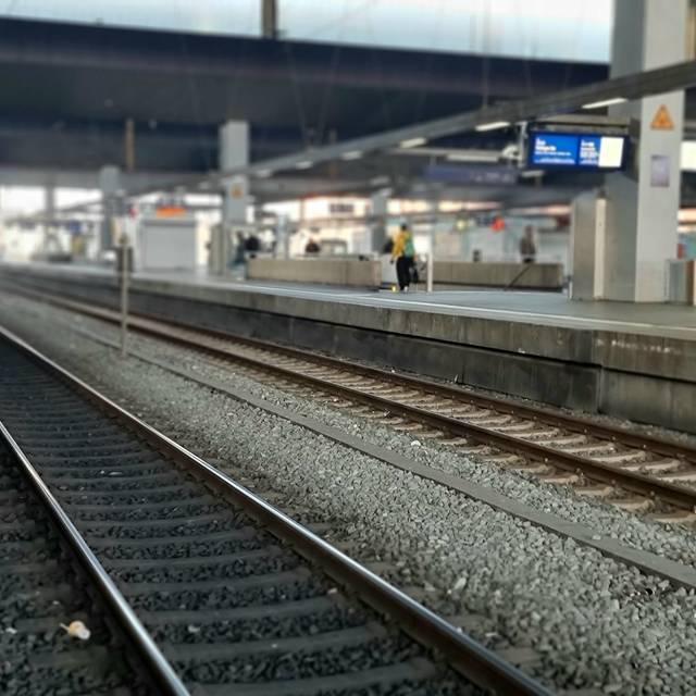 Zugverspätung Düsseldorf Hbf. Leere Gleise am Düsseldorfer Hauptbahnhof
