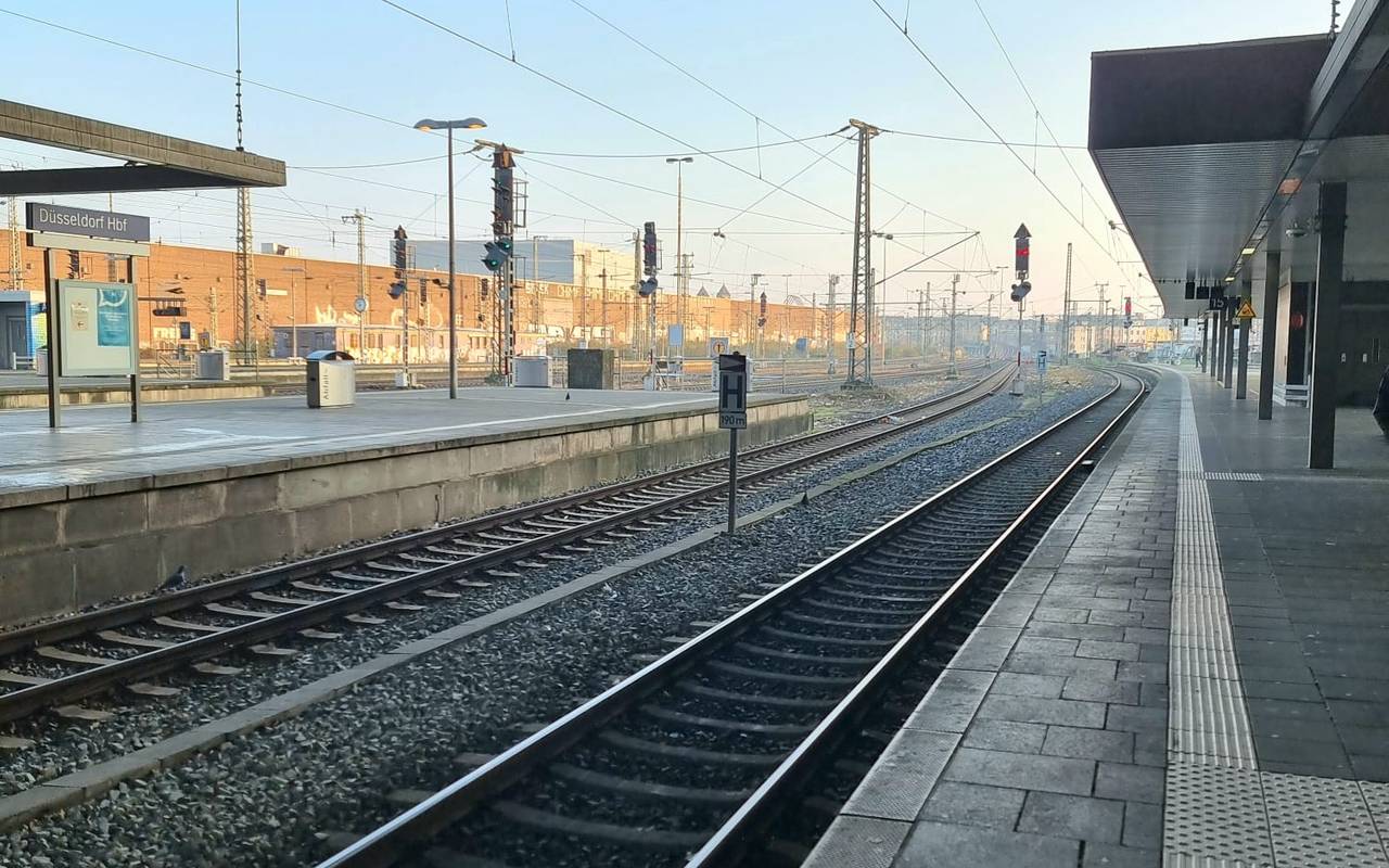 Das Bild zeigt einen Gleis am leeren Düsseldorfer Hauptbahnhof.
