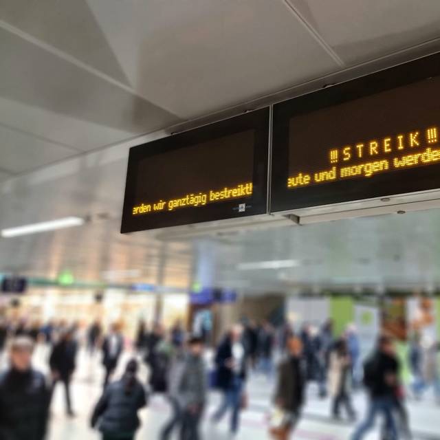 Eine Info-Tafel im Hauptbahnhof informiert über den Rheinbahn-Streik.