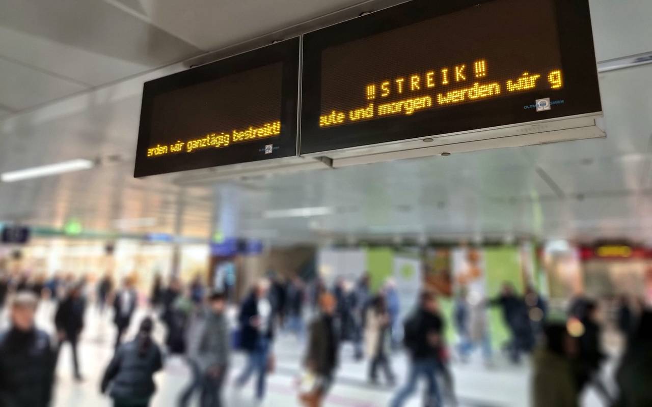 Eine Info-Tafel im Hauptbahnhof informiert über den Rheinbahn-Streik.