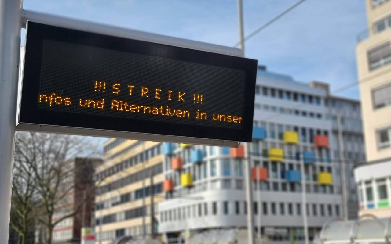 Auf einer Info-Tafel der Rheinbahn informiert das Unternehmen über einen Streik.